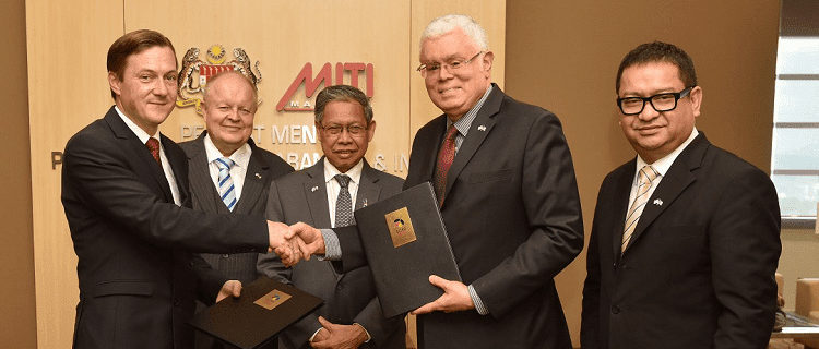 From right to left: Datuk Seri Jebasingam Issace John, Chief Executive Officer of East Coast Economic Region Development Council (ECERDC) - Datuk Seri Mustapa Mohamed, Minister of International Trade and Industry - Bernhard Schutte, Chairman of TAPiO Management Advisory - Daniel A. Gottschald, Managing Director of TUM International GMBH